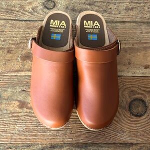 NWOT MIA Leather 'Alma' Clog Perfect for Fall Sz:40 USA Sz:8